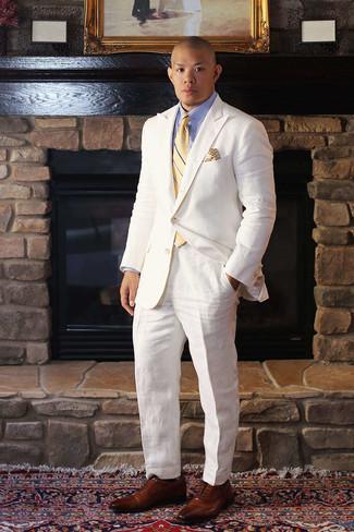 weißer Anzug, hellblaues Businesshemd, braune Leder Oxford Schuhe, gelbe horizontal gestreifte Krawatte für Herren