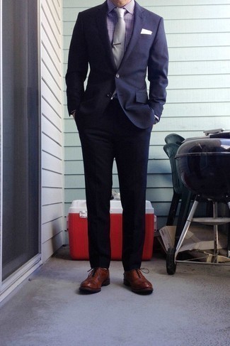 Rotbraune Leder Oxford Schuhe kombinieren – 500+ Herren Outfits: Erwägen Sie das Tragen von einem dunkelblauen Anzug und einem violetten Businesshemd mit Vichy-Muster, um vor Klasse und Perfektion zu strotzen. Komplettieren Sie Ihr Outfit mit rotbraunen Leder Oxford Schuhen.