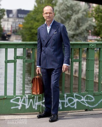 40 Jährige: Elegante Sommer Outfits Herren 2024: Kombinieren Sie einen dunkelblauen vertikal gestreiften Anzug mit einem hellblauen Businesshemd für einen stilvollen, eleganten Look. Schwarze Leder Oxford Schuhe sind eine kluge Wahl, um dieses Outfit zu vervollständigen. Schon ergibt sich ein cooles Sommer-Outfit.