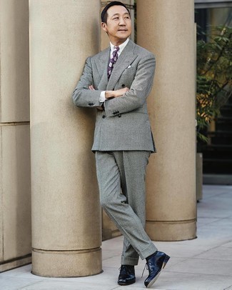 grauer Anzug mit Karomuster, weißes Businesshemd, schwarze Leder Oxford Schuhe, violette bedruckte Krawatte für Herren