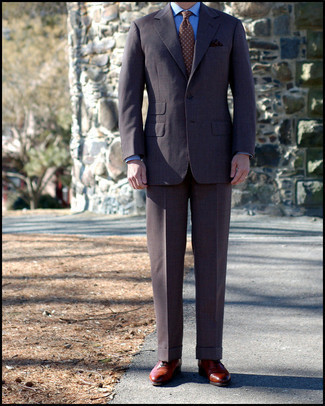 Braunen Anzug kombinieren – 500+ Elegante Herren Outfits: Kombinieren Sie einen braunen Anzug mit einem hellblauen Businesshemd, um vor Klasse und Perfektion zu strotzen. Rotbraune Leder Oxford Schuhe fügen sich nahtlos in einer Vielzahl von Outfits ein.