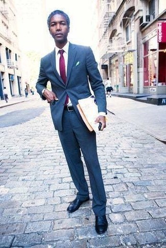 Lila Krawatte kombinieren – 367 Herren Outfits warm Wetter: Entscheiden Sie sich für einen blauen Anzug und eine lila Krawatte für einen stilvollen, eleganten Look. Fühlen Sie sich ideenreich? Komplettieren Sie Ihr Outfit mit schwarzen Leder Oxford Schuhen.
