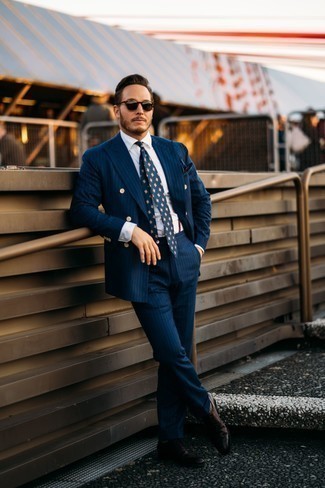 Dunkelblaue und weiße bedruckte Krawatte kombinieren – 482 Herren Outfits: Vereinigen Sie einen dunkelblauen vertikal gestreiften Anzug mit einer dunkelblauen und weißen bedruckten Krawatte, um vor Klasse und Perfektion zu strotzen. Dieses Outfit passt hervorragend zusammen mit dunkelbraunen Leder Oxford Schuhen.