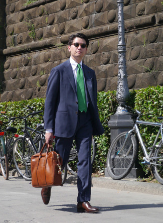 Grüne Krawatte kombinieren – 125 Herren Outfits: Vereinigen Sie einen dunkelblauen Anzug mit einer grünen Krawatte für eine klassischen und verfeinerte Silhouette. Fühlen Sie sich mutig? Entscheiden Sie sich für dunkelbraunen Leder Oxford Schuhe.