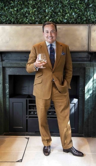 40 Jährige: Wie Businesshemd mit Anzuges zu kombinieren – 439 Elegante Herren Outfits: Entscheiden Sie sich für einen Anzug und ein Businesshemd für eine klassischen und verfeinerte Silhouette. Dunkelbraune Leder Oxford Schuhe sind eine großartige Wahl, um dieses Outfit zu vervollständigen.
