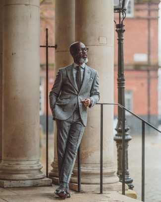 Rotbraune Leder Oxford Schuhe kombinieren – 500+ Herren Outfits: Entscheiden Sie sich für einen grauen Wollanzug und ein weißes und dunkelblaues vertikal gestreiftes Businesshemd für einen stilvollen, eleganten Look. Ergänzen Sie Ihr Look mit rotbraunen Leder Oxford Schuhen.