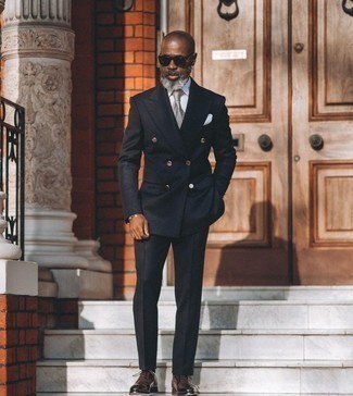 50 Jährige: Schwarzen Anzug kombinieren – 29 Elegante Sommer Herren Outfits: Vereinigen Sie einen schwarzen Anzug mit einem weißen Businesshemd, um vor Klasse und Perfektion zu strotzen. Dieses Outfit passt hervorragend zusammen mit dunkelbraunen Leder Oxford Schuhen. Ein insgesamt sehr schönes Sommer-Outfit.