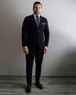 Rotbraune Leder Oxford Schuhe kombinieren – 500+ Herren Outfits: Entscheiden Sie sich für einen dunkelblauen Anzug und ein weißes vertikal gestreiftes Businesshemd, um vor Klasse und Perfektion zu strotzen. Komplettieren Sie Ihr Outfit mit rotbraunen Leder Oxford Schuhen.