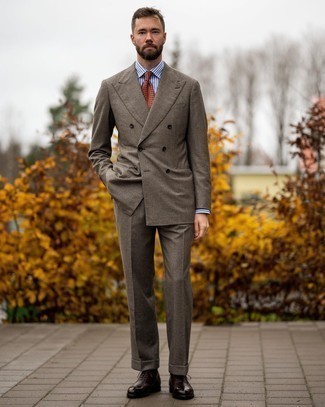 Senf bedruckte Krawatte kombinieren – 113 Herren Outfits: Kombinieren Sie einen braunen Anzug mit Karomuster mit einer senf bedruckten Krawatte, um vor Klasse und Perfektion zu strotzen. Komplettieren Sie Ihr Outfit mit dunkelbraunen Leder Oxford Schuhen.