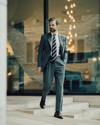 Wie weißes Businesshemd mit grauen Wollanzuges zu kombinieren – 193 Herren Outfits: Entscheiden Sie sich für einen grauen Wollanzug und ein weißes Businesshemd für eine klassischen und verfeinerte Silhouette. Dunkelbraune Leder Oxford Schuhe sind eine gute Wahl, um dieses Outfit zu vervollständigen.