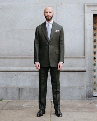 Dunkelgraue Krawatte mit Karomuster kombinieren – 31 Herren Outfits: Kombinieren Sie einen olivgrünen Wollanzug mit einer dunkelgrauen Krawatte mit Karomuster für einen stilvollen, eleganten Look. Dunkelbraune Leder Oxford Schuhe verleihen einem klassischen Look eine neue Dimension.