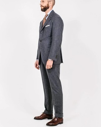 30 Jährige: Grauen Wollanzug kombinieren – 229 Elegante Herren Outfits: Kombinieren Sie einen grauen Wollanzug mit einem weißen Businesshemd, um vor Klasse und Perfektion zu strotzen. Dunkelbraune Leder Oxford Schuhe sind eine großartige Wahl, um dieses Outfit zu vervollständigen.