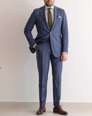 Wie weißes vertikal gestreiftes Businesshemd mit blauen Anzuges zu kombinieren – 198 Herren Outfits: Erwägen Sie das Tragen von einem blauen Anzug und einem weißen vertikal gestreiften Businesshemd für einen stilvollen, eleganten Look. Komplettieren Sie Ihr Outfit mit dunkelbraunen Leder Oxford Schuhen.