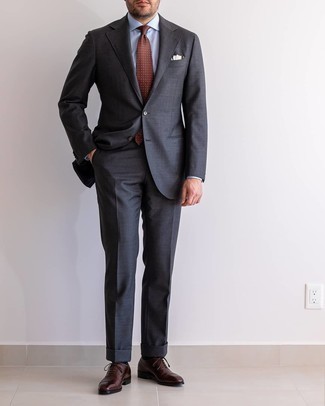 Dunkelbraune gepunktete Krawatte kombinieren – 189 Herren Outfits: Kombinieren Sie einen dunkelgrauen Anzug mit einer dunkelbraunen gepunkteten Krawatte, um vor Klasse und Perfektion zu strotzen. Bringen Sie die Dinge durcheinander, indem Sie dunkelbraunen Leder Oxford Schuhe mit diesem Outfit tragen.