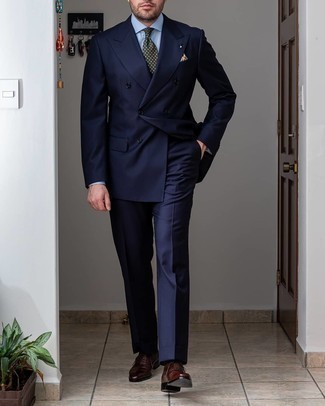 Wie hellblaues Businesshemd mit dunkelbrauner Leder Oxford Schuhe zu kombinieren – 193 Herren Outfits: Kombinieren Sie ein hellblaues Businesshemd mit einem dunkelblauen Anzug für einen stilvollen, eleganten Look. Dunkelbraune Leder Oxford Schuhe sind eine gute Wahl, um dieses Outfit zu vervollständigen.
