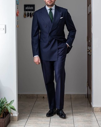 Schwarze Leder Oxford Schuhe kombinieren – 412 Elegante Sommer Herren Outfits: Tragen Sie einen dunkelblauen Anzug und ein graues vertikal gestreiftes Businesshemd für eine klassischen und verfeinerte Silhouette. Vervollständigen Sie Ihr Look mit schwarzen Leder Oxford Schuhen. Schon mal so einen trendigen Sommer-Outfit gesehen?