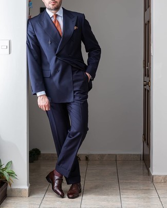 Orange gepunktete Krawatte kombinieren – 40 Herren Outfits: Entscheiden Sie sich für einen dunkelblauen Anzug und eine orange gepunktete Krawatte für einen stilvollen, eleganten Look. Suchen Sie nach leichtem Schuhwerk? Ergänzen Sie Ihr Outfit mit dunkelbraunen Leder Oxford Schuhen für den Tag.