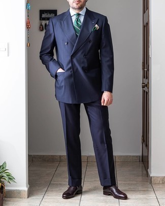 Dunkeltürkise Krawatte kombinieren – 500+ Herren Outfits: Erwägen Sie das Tragen von einem dunkelblauen Anzug und einer dunkeltürkisen Krawatte für einen stilvollen, eleganten Look. Fühlen Sie sich ideenreich? Wählen Sie dunkelbraunen Leder Oxford Schuhe.