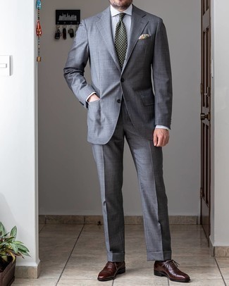 Graues vertikal gestreiftes Businesshemd kombinieren – 136 Herren Outfits: Paaren Sie ein graues vertikal gestreiftes Businesshemd mit einem grauen Anzug für eine klassischen und verfeinerte Silhouette. Ergänzen Sie Ihr Look mit dunkelbraunen Leder Oxford Schuhen.