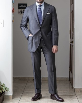Dunkelblaue gepunktete Krawatte kombinieren – 466 Herren Outfits: Erwägen Sie das Tragen von einem dunkelgrauen Anzug und einer dunkelblauen gepunkteten Krawatte für eine klassischen und verfeinerte Silhouette. Suchen Sie nach leichtem Schuhwerk? Wählen Sie dunkelbraunen Leder Oxford Schuhe für den Tag.