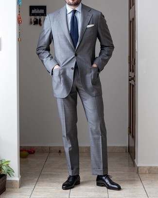 30 Jährige: Grauen Anzug kombinieren – 1200+ Herren Outfits: Vereinigen Sie einen grauen Anzug mit einem weißen Businesshemd für einen stilvollen, eleganten Look. Dieses Outfit passt hervorragend zusammen mit schwarzen Leder Oxford Schuhen.