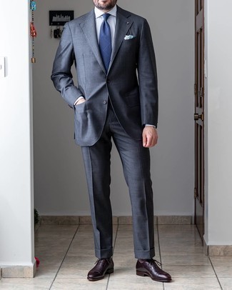 Lila Leder Oxford Schuhe kombinieren – 22 Herren Outfits: Entscheiden Sie sich für einen dunkelgrauen Anzug und ein graues vertikal gestreiftes Businesshemd für einen stilvollen, eleganten Look. Komplettieren Sie Ihr Outfit mit lila Leder Oxford Schuhen.