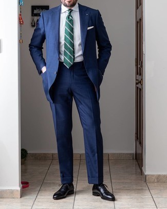 Dunkelgrüne horizontal gestreifte Krawatte kombinieren – 86 Elegante Sommer Herren Outfits: Kombinieren Sie einen dunkelblauen Anzug mit einer dunkelgrünen horizontal gestreiften Krawatte für eine klassischen und verfeinerte Silhouette. Suchen Sie nach leichtem Schuhwerk? Wählen Sie schwarzen Leder Oxford Schuhe für den Tag. Dieses Outfit ist sehr gut für den Sommer geeignet.