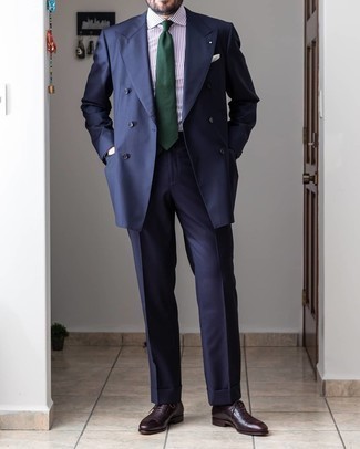 Violettes vertikal gestreiftes Businesshemd kombinieren – 80 Herren Outfits: Erwägen Sie das Tragen von einem violetten vertikal gestreiften Businesshemd und einem dunkelblauen Anzug, um vor Klasse und Perfektion zu strotzen. Vervollständigen Sie Ihr Look mit dunkelroten Leder Oxford Schuhen.