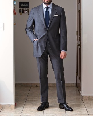 Schwarze und weiße Socken kombinieren – 500+ Elegante Herren Outfits: Kombinieren Sie einen dunkelgrauen Anzug mit schwarzen und weißen Socken für ein Alltagsoutfit, das Charakter und Persönlichkeit ausstrahlt. Fühlen Sie sich mutig? Ergänzen Sie Ihr Outfit mit schwarzen Leder Oxford Schuhen.