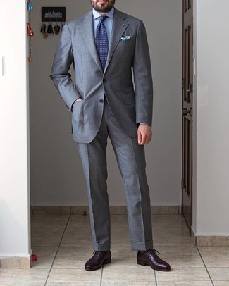 Dunkellila Schuhe kombinieren – 312 Herren Outfits: Erwägen Sie das Tragen von einem grauen Anzug und einem hellblauen Businesshemd für einen stilvollen, eleganten Look. Vervollständigen Sie Ihr Look mit dunkellila Leder Oxford Schuhen.