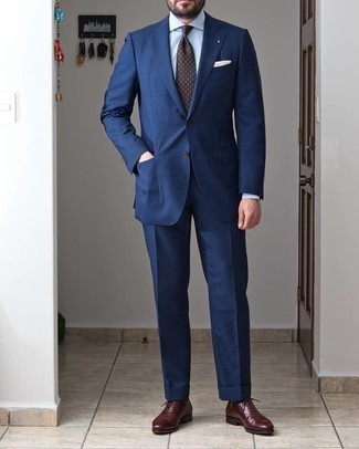 Dunkelbraune gepunktete Krawatte kombinieren – 113 Sommer Herren Outfits: Vereinigen Sie einen dunkelblauen Anzug mit einer dunkelbraunen gepunkteten Krawatte für eine klassischen und verfeinerte Silhouette. Suchen Sie nach leichtem Schuhwerk? Komplettieren Sie Ihr Outfit mit dunkelroten Leder Oxford Schuhen für den Tag. Der Look ist ja mega für den Sommer.