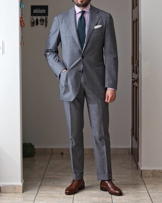 Dunkelgrüne Krawatte mit Paisley-Muster kombinieren – 25 Sommer Herren Outfits: Erwägen Sie das Tragen von einem grauen Anzug und einer dunkelgrünen Krawatte mit Paisley-Muster, um vor Klasse und Perfektion zu strotzen. Fühlen Sie sich mutig? Wählen Sie braunen Leder Oxford Schuhe. So einfach kann ein schönes Sommer-Outfit sein.