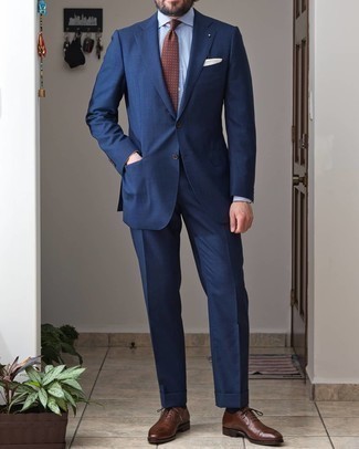 Braune Leder Oxford Schuhe kombinieren – 500+ Herren Outfits: Tragen Sie einen dunkelblauen Anzug und ein hellblaues Businesshemd, um vor Klasse und Perfektion zu strotzen. Dieses Outfit passt hervorragend zusammen mit braunen Leder Oxford Schuhen.
