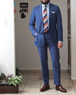 Mehrfarbige horizontal gestreifte Krawatte kombinieren – 122 Herren Outfits: Kombinieren Sie einen blauen Anzug mit Schottenmuster mit einer mehrfarbigen horizontal gestreiften Krawatte für einen stilvollen, eleganten Look. Dunkelbraune Leder Oxford Schuhe sind eine gute Wahl, um dieses Outfit zu vervollständigen.