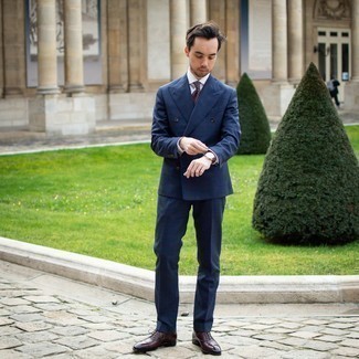 Violette gepunktete Krawatte kombinieren – 41 Elegante Herren Outfits: Entscheiden Sie sich für einen dunkelblauen Anzug mit Karomuster und eine violette gepunktete Krawatte für eine klassischen und verfeinerte Silhouette. Dieses Outfit passt hervorragend zusammen mit dunkelroten Leder Oxford Schuhen.