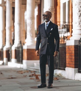50 Jährige: Oxford Schuhe kombinieren – 211 Herren Outfits: Kombinieren Sie einen schwarzen Anzug mit einem weißen Businesshemd für eine klassischen und verfeinerte Silhouette. Oxford Schuhe sind eine gute Wahl, um dieses Outfit zu vervollständigen.