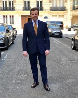 50 Jährige: Beige Krawatte kombinieren – 20 Herren Outfits warm Wetter: Kombinieren Sie einen dunkelblauen Anzug mit einer beige Krawatte für eine klassischen und verfeinerte Silhouette. Suchen Sie nach leichtem Schuhwerk? Vervollständigen Sie Ihr Outfit mit dunkelbraunen Leder Oxford Schuhen für den Tag.
