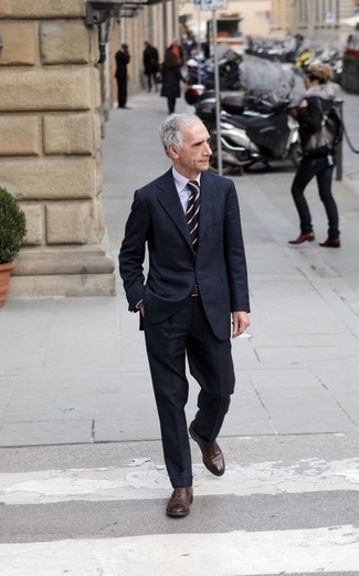 50 Jährige: Braunen Ledergürtel kombinieren – 46 Elegante Herren Outfits: Tragen Sie einen dunkelblauen Anzug und einen braunen Ledergürtel für einen bequemen Alltags-Look. Fühlen Sie sich ideenreich? Wählen Sie dunkelbraunen Leder Oxford Schuhe.
