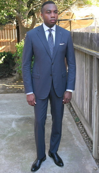 Dunkelblaue und weiße bedruckte Krawatte kombinieren – 482 Herren Outfits: Kombinieren Sie einen dunkelblauen vertikal gestreiften Anzug mit einer dunkelblauen und weißen bedruckten Krawatte für eine klassischen und verfeinerte Silhouette. Schwarze Leder Oxford Schuhe sind eine ideale Wahl, um dieses Outfit zu vervollständigen.