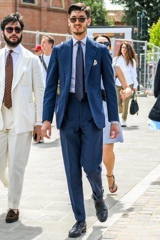 Wie dunkelblauen Anzug mit dunkelblauer Leder Oxford Schuhe zu kombinieren – 22 Elegante Herren Outfits: Kombinieren Sie einen dunkelblauen Anzug mit einem weißen und blauen vertikal gestreiften Businesshemd, um vor Klasse und Perfektion zu strotzen. Dunkelblaue Leder Oxford Schuhe sind eine großartige Wahl, um dieses Outfit zu vervollständigen.