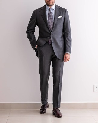 Dunkelblaue bedruckte Krawatte kombinieren – 482 Herren Outfits: Kombinieren Sie einen dunkelgrauen Anzug mit einer dunkelblauen bedruckten Krawatte, um vor Klasse und Perfektion zu strotzen. Fühlen Sie sich ideenreich? Komplettieren Sie Ihr Outfit mit dunkelbraunen Leder Oxford Schuhen.