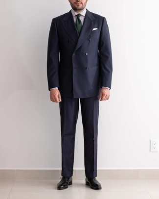 Violettes Businesshemd kombinieren – 287 Herren Outfits: Kombinieren Sie ein violettes Businesshemd mit einem dunkelblauen Anzug für eine klassischen und verfeinerte Silhouette. Vervollständigen Sie Ihr Look mit schwarzen Leder Oxford Schuhen.