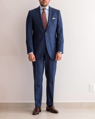 Dunkelbraune gepunktete Krawatte kombinieren – 165 Herren Outfits warm Wetter: Kombinieren Sie einen dunkelblauen Anzug mit einer dunkelbraunen gepunkteten Krawatte für einen stilvollen, eleganten Look. Warum kombinieren Sie Ihr Outfit für einen legereren Auftritt nicht mal mit dunkelbraunen Leder Oxford Schuhen?