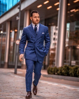 Rotbraune Leder Oxford Schuhe kombinieren – 500+ Herren Outfits: Geben Sie den bestmöglichen Look ab in einem dunkelblauen Anzug mit Karomuster und einem weißen Businesshemd. Rotbraune Leder Oxford Schuhe fügen sich nahtlos in einer Vielzahl von Outfits ein.