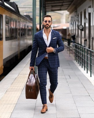 Dunkelblauen Anzug mit Karomuster kombinieren – 203 Herren Outfits: Entscheiden Sie sich für einen klassischen Stil in einem dunkelblauen Anzug mit Karomuster und einem weißen Businesshemd. Dieses Outfit passt hervorragend zusammen mit braunen Leder Oxford Schuhen.