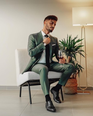 Dunkelgrünen Anzug kombinieren – 397 Herren Outfits: Geben Sie den bestmöglichen Look ab in einem dunkelgrünen Anzug und einem weißen Businesshemd. Ergänzen Sie Ihr Look mit schwarzen Leder Oxford Schuhen.