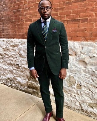 Dunkelgrünen Cordanzug kombinieren – 17 Herren Outfits: Paaren Sie einen dunkelgrünen Cordanzug mit einem hellblauen Businesshemd, um vor Klasse und Perfektion zu strotzen. Dunkelrote Leder Oxford Schuhe fügen sich nahtlos in einer Vielzahl von Outfits ein.