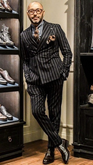 50 Jährige: Graues Businesshemd kombinieren – 12 Herren Outfits warm Wetter: Vereinigen Sie ein graues Businesshemd mit einem schwarzen und weißen vertikal gestreiften Anzug für eine klassischen und verfeinerte Silhouette. Dunkelbraune Leder Oxford Schuhe sind eine kluge Wahl, um dieses Outfit zu vervollständigen.