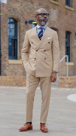 50 Jährige: Hellbeige Anzug kombinieren – 62 Herren Outfits: Etwas Einfaches wie die Wahl von einem hellbeige Anzug und einem hellblauen Businesshemd kann Sie von der Menge abheben. Komplettieren Sie Ihr Outfit mit braunen Leder Oxford Schuhen.