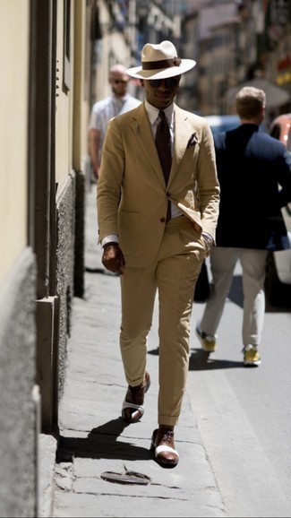 Braunes bedrucktes Einstecktuch kombinieren – 187 Herren Outfits warm Wetter: Erwägen Sie das Tragen von einem beige Anzug und einem braunen bedruckten Einstecktuch, um mühelos alles zu meistern, was auch immer der Tag bringen mag. Braune Leder Oxford Schuhe bringen Eleganz zu einem ansonsten schlichten Look.
